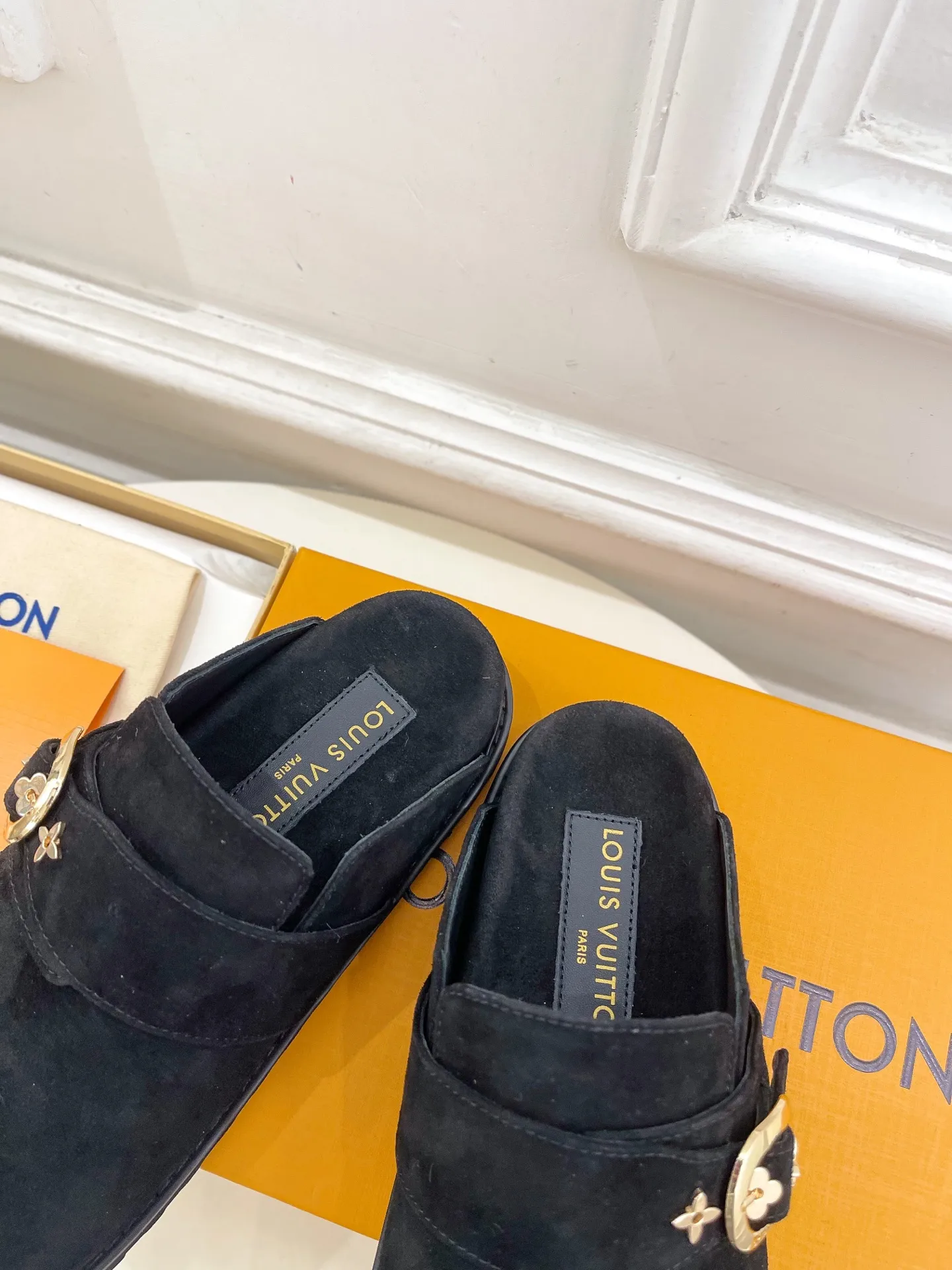 👟👟Ex-factory price 580👟👟 Men's model ➕10 LV | Louis Vuitton 25𝐬𝐬 🧡💚2025 Early spring new model Top version ⚠️ The counter features the latest LV COSY COMFORT metal buckle Bread Mule slippers hard goods new🆕 ❥BS purchasing level! Full of high-end feel! A popular model among bloggers at home and abroad, it’s retro and fashionable and looks amazing on your feet! Mainly recommended models on the official website★ ━━━━━ ЅᏇєєt ━━━━━ ▪️Upper: original specific cowhide/old leather ▪️lining: imported cowhide lining ▪️outsole: original molded outsole ▪️shoe size: women's size 35-39 (customized at 40.41) Men's size 40-44 (45.46 customized)